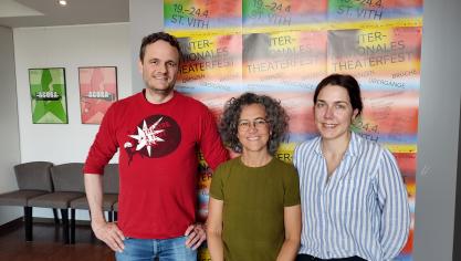 <p>Roger Hilgers (links) und Catharina Gadelha (Mitte) gehören zur künstlerischen Leitung, während Sarah Dederichs für die Öffentlichkeitsarbeit zuständig ist.</p>