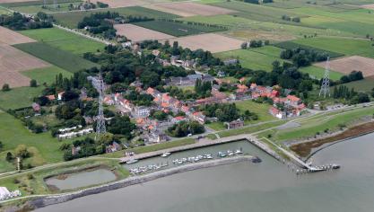<p>Doel liegt am linken Scheldeufer, eingekeilt zwischen Kernkraftwerk und Hafendock.</p>