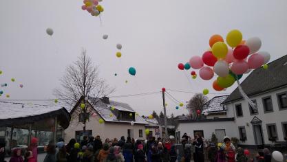 <p>Bunte Luftballons stiegen am Freitagnachmittag in den Himmel über Manderfeld.</p>
