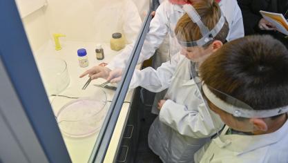 <p>Im Labor experimentieren die Kinder unter Aufsicht mit verschiedenen Chemikalien und Metallen.</p>