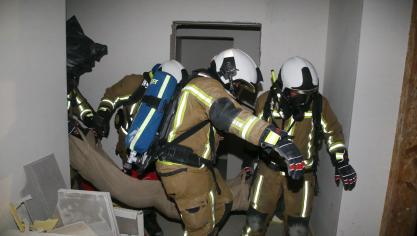 <p>Die Ameler Feuerwehr probte am Freitag den Brand eines Appartementgebäudes in Iveldingen. Dazu gehörte auch die Evakuierung von verletzten Personen.</p>