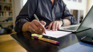 <p>Seit dem 20. November 2021 ist das Arbeiten von zu Hause aus wieder verpflichtend, wenn die Tätigkeit dies zulässt.</p>