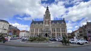 <p>Ein Blick von außen auf das Rathaus der Gemeinde Schaerbeek</p>