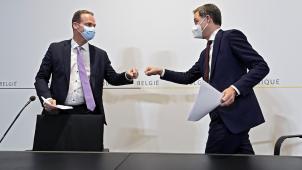 <p>Premier Alexander De Croo (r.) und Ministerpräsident Oliver Paasch nach dem ominösen Konzertierungsausschuss vom 22. Dezember, bei dem viel Porzellan zerschlagen wurde.</p>