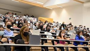 <p>Diese Aufnahme entstand zu Beginn des Studienjahrs 2021-2022 in einem Hörsaal der ULB. Für die Prüfungszeit gelten jedoch Abstandsregeln in allen Räumen.</p>