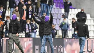 <p>Nicht im heimischen Stadion, dafür aber an abgelegenen Orten hat sich der harte Kern der Beerschot-Änhanger mit anderen Fansgruppierungen verabredet, um sich zu prügeln.</p>