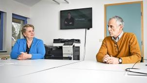 <p>Marc Schröder hat die ostbelgischen Landwirte durch so manche schwierige Situation begleitet und seine Rolle als ihr Fürsprecher auf seine besonnene Art immer sehr ernst genommen: „Eine wichtige Aufgabe wird es sein, den nächsten Generationswechsel in den Betrieben zu bewerkstelligen“, gibt der Agronom der neuen Geschäftsführerin des Bauernbundes, Ingrid Mertes, mit auf den Weg.</p>