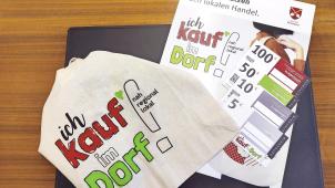 <p>Im Sommer 2020 wurden die Einkaufstaschen „Ich kauf’ im Dorf“ auf Initiative der ÖKLE in alle Bütgenbacher Haushalte verteilt. Spätestens Ende Januar wird die Gemeinde Bütgenbach die ersten Prämien in Form von Gutscheinen im Werte von fünf, zehn, 50 oder 100 Euro ausbezahlen.</p>