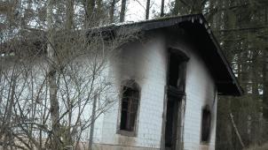 <p>Dieses Gebäude geriet am Donnerstag in Brand.</p>