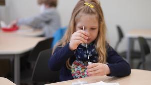 <p>Eine Schülerin führt einen Corona-Selbsttest durch.</p>