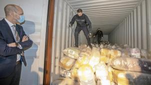 <p>Minister Van Peteghem (l.) wird die Kokain-Ladung in einem Frachtcontainer gezeigt.</p>