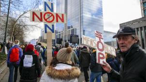 <p>Protestteilnehmer nehmen unter dem Motto „Gemeinsam für die Freiheit“ an einer Demonstration teil und halten dabei Schilder hoch, auf denen unter anderem „Hört auf zu lügen“ zu lesen ist.</p>