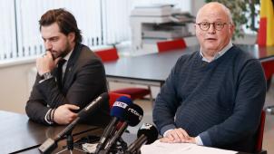 <p>Jean-Luc Crucke (rechts) - hier neben Parteipräsidenten Georges-Louis Bouchez zu sehen - meldete sich am Montag auf einer Pressekonferenz zu Wort.</p>
