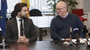 <p>Traten am Montag gemeinsam vor die Presse: MR-Chef Georges-Louis Bouchez (l.) und der scheidende Haushaltsminister Jean-Luc Crucke</p>