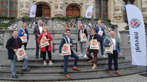 <p>Das Team um Bürgermeister Mohamed Ridouani (Bildmitte) präsentierte am Dienstag vor dem Löwener Rathaus das neue Logo der Stadt.</p>