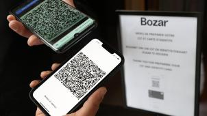 <p>Mit einem Covid Safe Ticket kann eine Person nachweisen, dass sie seit mindestens zwei Wochen vollständig geimpft ist, dass sie kürzlich negativ getestet wurde oder dass sie sich in den letzten sechs Monaten mit dem Coronavirus infiziert hat.</p>