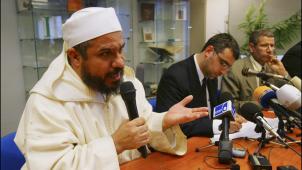 <p>Dieser Schnappschuss aus dem Jahr 2004 zeigt Mohamed Toujgani bei einer Pressekonferenz der belgischen Moslemexekutive.</p>