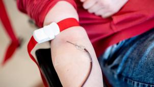 <p>Ein Gesetz aus dem Jahr 1996 schreibt für homosexuelle Männer, die Blut spenden möchten, eine Wartezeit von zwölf Monaten zwischen dem letzten sexuellen Kontakt und der Blutspende vor.</p>