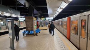 <p>Am Freitagabend wurde in der Station Rogier eine Frau absichtlich auf die Schienen vor eine einfahrende Metro gestoßen.</p>