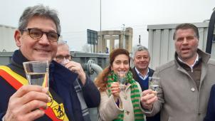 <p>Die flämische Umweltministerin Zuhal Demir trinkt ein Glas entsalztes Wasser zusammen mit den Bürgermeistern von Nieuwpoort (Geert Vandenbroucke) und De Panne (Bram Degrieck).</p>