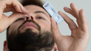 <p>Ein Arbeitgeber kann den Mitarbeitern Selbsttests zur Verfügung stellen, sie aber nicht zur Verwendung zwingen.</p>