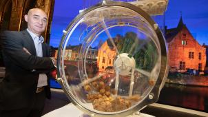 <p>Im Jahr 1441 fand auf dem Grote Markt in Brügge die erste Lottoziehung statt. Zum Jubiläum wurde Anfang Dezember 2021 die Ziehung von EuroMillions nicht in Paris, sondern im Brügger Rathaus organisiert. Im Bild: Nationallotterie-CEO Jannie Haek.</p>
