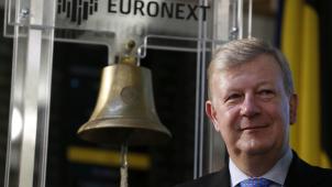 <p>Vincent Van Dessel, CEO von Euronext Brüssel, mit der Glocke, die beim Börsengang eines Unternehmens geläutet wird.</p>