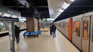 <p>In der Brüsseler Metrostation Rogier wurde am Freitagabend eine Frau vor eine einfahrende U-Bahn gestoßen.</p>
