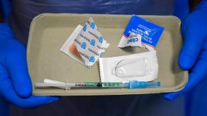 <p>Eine Spritze mit dem Impfstoff Novavax</p>