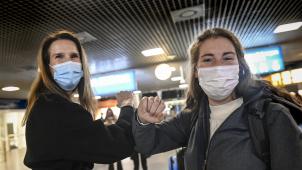 <p>Europaministerin Sophie Wilmès (l.) verabschiedet Dorien Nijs nach Straßburg.</p>