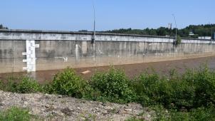 <p>Wie viel Wasser speicherte die Wesertalsperre vor der Katastrophe? Regionalminister Philippe Henry hatte öffentlich erklärt, sie sei halbvoll gewesen. Sie führte viel mehr Wasser, auch als laut geltendem Protokoll erforderlich.</p>