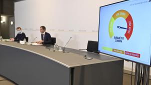 <p>Corona-Kommissar Pedro Facon (l) und Premierminister Alexander De Croo erläuterten bei der Pressekonferenz die Funktionsweise des Corona-Barometers.</p>