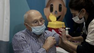 <p>Israel ließ als eines der ersten Länder eine vierte Impfdosis für Menschen zugelassen, die besonders anfällig für Corona sind.</p>