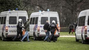 <p>Gewaltbereite Extremisten von ganz rechts und ganz links, viele von ihnen aus dem Ausland, nutzten die Demonstration zu Angriffen auf die Polizei. Wie diese mitteilte, wurden mindestens 230 Personen festgenommen.</p>
