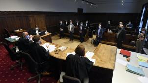 <p>Georges Pire, Pol Guillaume, Andre Denis, Jean-Marie Gillon, Pierre Stassart and Catherine Maas bei der Eröffnung des Prozesses gegen die sieben ehemaligen Verwaltungsratsmitglieder von Publifin vor dem Berufungsgericht in Lüttich am Donnerstag, den 03. Juni 2021.</p>