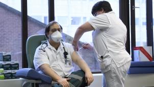 <p>Impfung von Pflegepersonal in der Universitätsklinik Brüssel.</p>