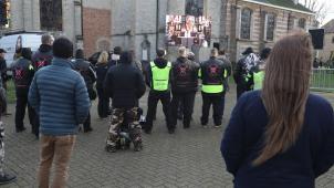 <p>Viele Menschen verfolgten die Trauerfeier vor der Kirche.</p>