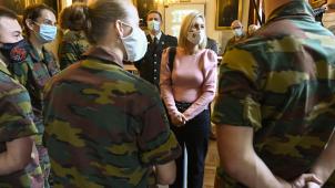 <p>Verteidigungsministerin Ludivine Dedonder scheut den direkten Kontakt zu Militärangehörigen nicht und will sich weiter dafür stark machen, das belgische Militär personell aufzustocken.</p>
