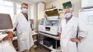 <p>Der Einsatz von technischem Gerät, vor allem CT und Röntgen, soll reduziert werden. Unser Illustrationsbild zeigt Dr. Frédéric Marenne (links) und Laborleiter Paul Göbbels (rechts) vor einem hochmodernen Analysegerät zum Nachweis von Covid-19-Antikörpern im Sankt Nikolaus Hospital in Eupen.</p>