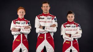 <p>Sébastien Ogier (r.) und seine Teamkollegen Charles Milesi und Lilou Wadoux posieren vor dem Oreca-Gibson-Prototyp von Richard Mille Racing.</p>