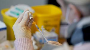 <p>Der Impfstoff bringt Ihren Körper dazu, Antikörper zu bilden. Diese Stoffe helfen, die Viren abzuwehren.</p>