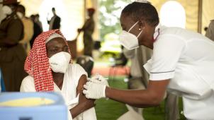 <p>Vor allem in ärmeren Ländern muss den Unterzeichnern des offenen Briefes zufolge mehr geimpft werden.</p>