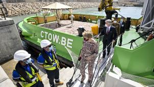 <p>Auf einem eigens hergerichteten Boot entdeckte das Königspaar den Hafen von Duqm.</p>