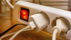 <p>Der Ministerrat der Föderalregierung hat den Start der zeitweiligen Senkung der Mehrwertsteuer auf Strom von 21 auf sechs Prozent um einen Monat verschoben.</p>