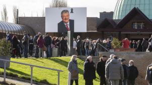 <p>Vor dem Krematorium in Uccle versammelten sich zahlreiche Menschen, um der Trauerfeier zu folgen.</p>