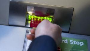 <p>Über die Dienstleistung Card-Stop kann man seine Bankkarte sperren lassen, seit Kurzem kostenlos, aber (noch) nicht in deutscher Sprache.</p>