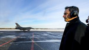 <p>Premier De Croo auf einem Luftwaffenstützpunkt im estnischen Ämari. Im Hintergrund ist ein belgischer F-16 zu sehen.</p>