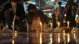 <p>Studenten der Universität zünden am 24. Dezember 2021 Kerzen an, nachdem die Statue der «Göttin der Demokratie», ein Mahnmal für die Opfer des Tiananmen-Ereignisses von 1989, von der Chinesischen Universität Hongkong entfernt wurde.</p>