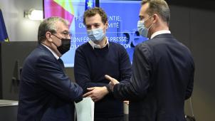 <p>Ein Konzertierungsausschuss der entspannteren Art: (v.r.) DG-Ministerpräsident Oliver Paasch (ProDG), Coronakommissar Pedro Facon und Pierre-Yves Jeholet, Ministerpräsident der Französischen Gemeinschaft, im Gedankenaustrausch.</p>