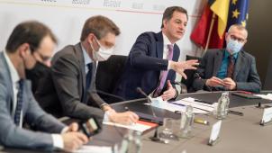 <p>Vier Minister für eine Vier-Säulen-Reform: David Clarinval, Pierre-Yves Dermagne, Alexander De Croo und Frank Vandenbroucke (v.l.n.r.) bei der Pressevorstellung ihres Abkommens.</p>